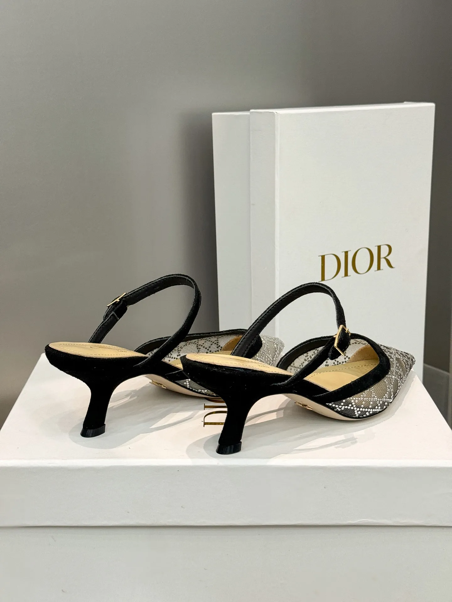 👟👟Ex-factory price 580👟👟 Dior 2025 spring and summer catwalk new style bling...bling...crystal shoes Capture series high-heeled women's shoes Star-same rhinestone square toe cannage pattern cat heel slip-on sandals The top high-end version on the market Exclusive sale Material: Original custom mesh inlaid with hot Australian rhinestones + water-dyed sheepskin feet + original molded hardware buckles + Italian leather outsole Heel height: 6.5CM/9.5CM size: 34-43 (34.40.41.42.43. Customized, non-refundable)